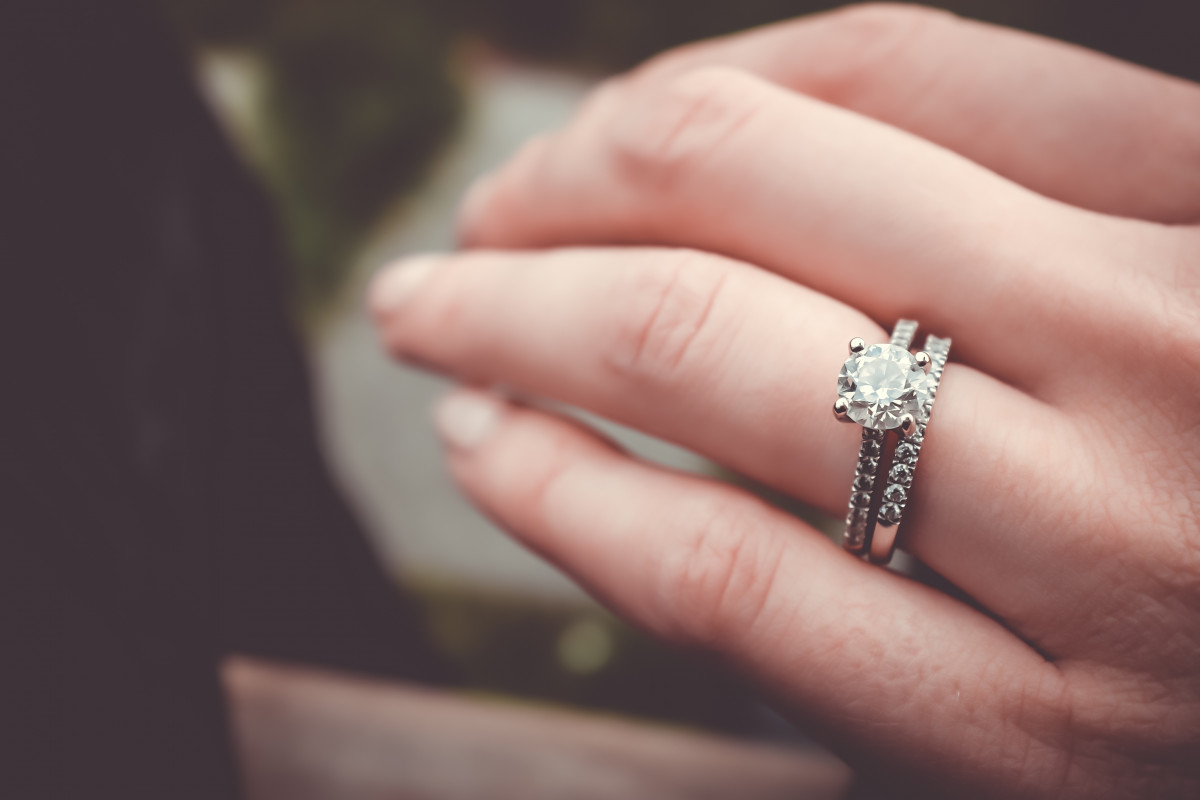 Lumière Solitaire – worn on hand